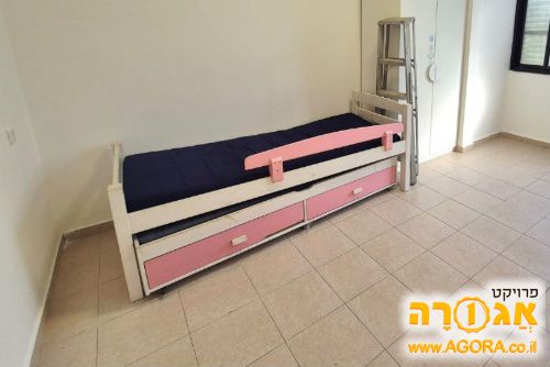 מיטה ושידה
