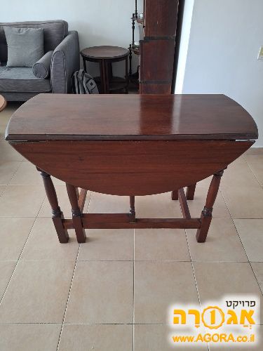 שולחנות מעץ