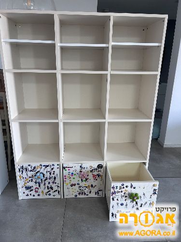 כוורת מדפים עם מגירות
