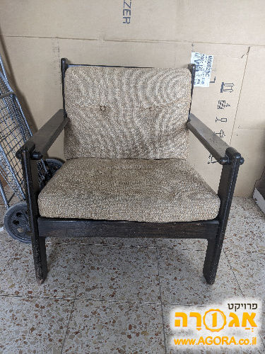 שתי כורסאות עץ עם ריפוד