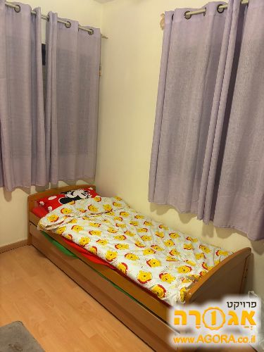 שתי מיטות יחיד נפתחות