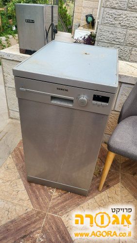 מדיח כלים עובד יחסית קטן