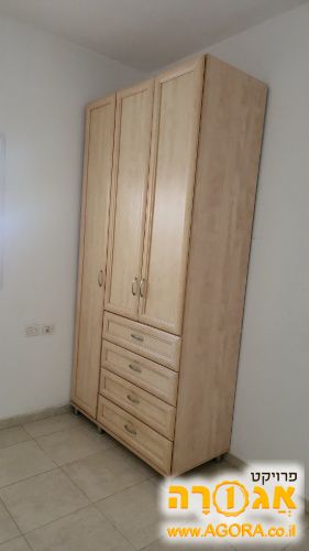 ארון גבוה 3 דלתות במצב מצוין