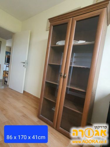ארון עם דלתות זכוכית