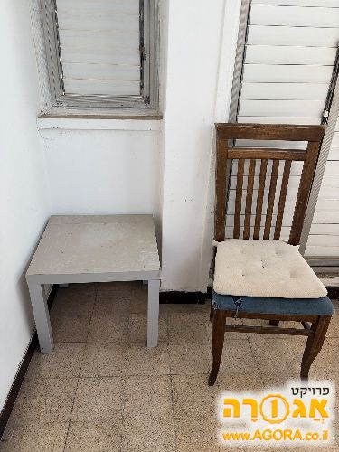 שולחן קטן, כסא עץ ומזרן 1.60 על 2 מטר