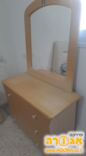 שידת איפור עם מראה