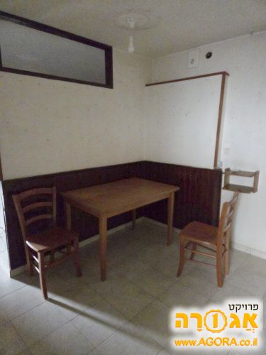 שולחן אוכל ושני כסאות