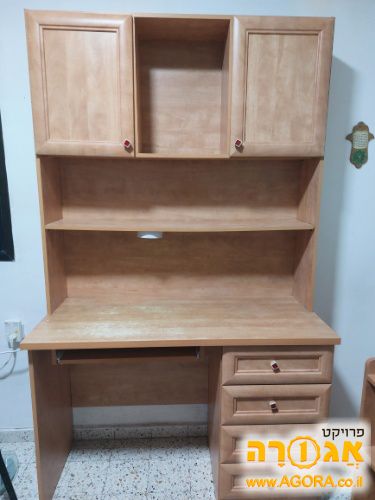 שולחן עבודה עם ספריה