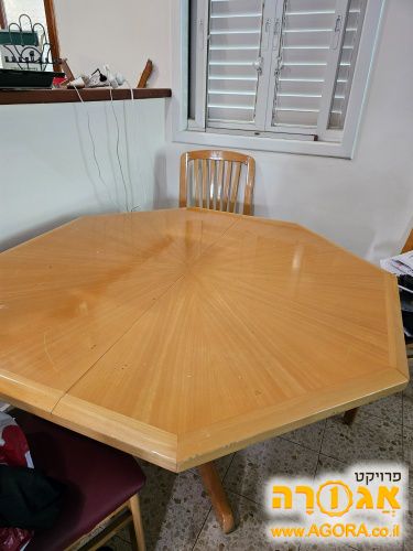 שולחן אוכל בצורת משושה ו3 כסאות