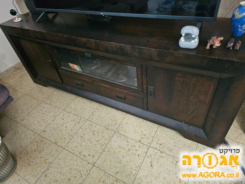 שידת טלוויזיה גדולה מעץ