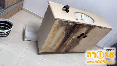 ארון אמבטיה עם כיור