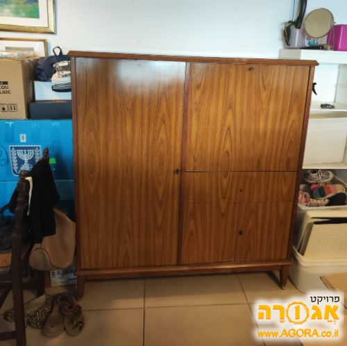שידה מעץ מלא בסגנון וינטג'