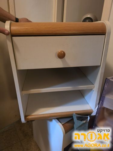 זוג שידות לילה אחת עם מדף
