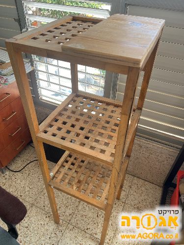 ספרייה פתוחה קטנה עם מדפים מעץ