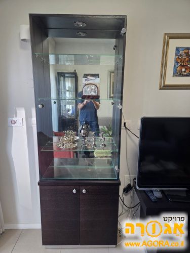 מזנון עם ויטרינה