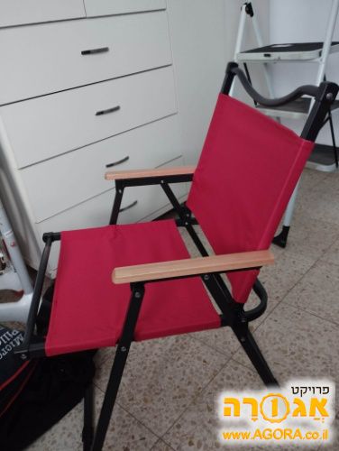 שני כסאות מתקפלים