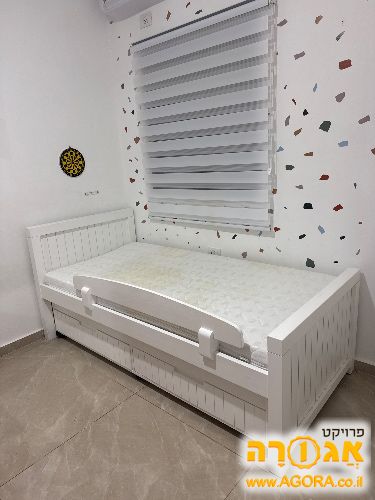 מיטת יחיד נפתחת עם שתי מגירות ללא מזרון