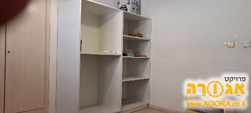 ארונות ספרים (יש שלושה