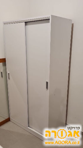 ארון עם דלתות הזזה
