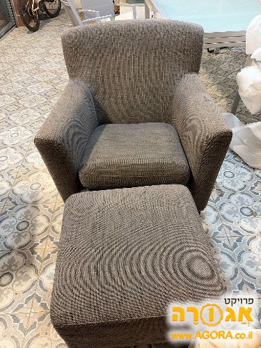 כורסה והדום