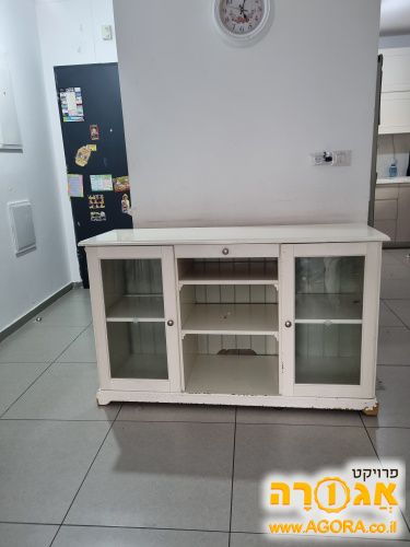 שידה לבנה