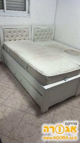 2 מיטות יחיד פלוס מיטת חבר