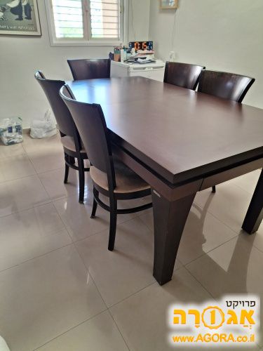 שולחן אוכל של חברת הזורע עם 6 כסאות