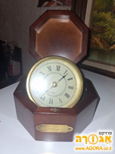 שעון וינטג בקופסת עץ תואמת