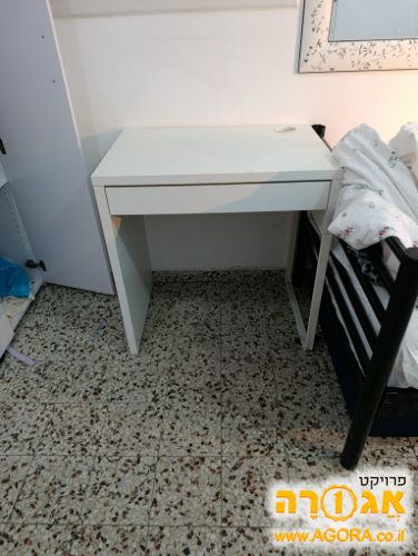 שולחן כתיבה עם מגירה