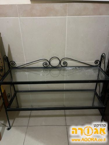 ארונית. שידה ושנדליר