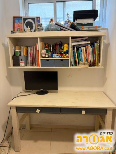 שולחן כתיבה עם כוורת