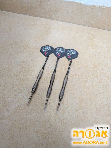 שלושה חיצים של קליעה למטרה darts