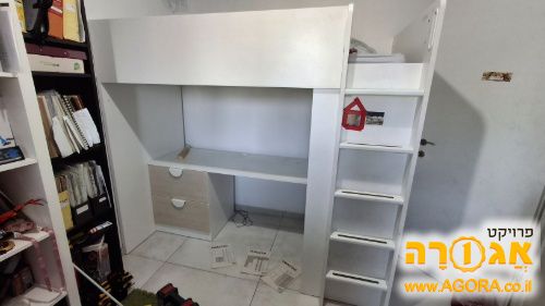 מיטה משולבת ארון ושולחן של איקאה