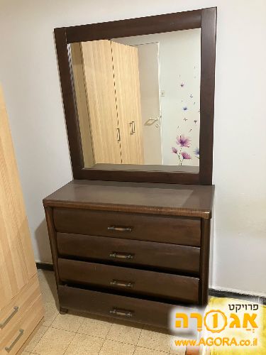 שידת מגירות מעץ עם מראה גדולה