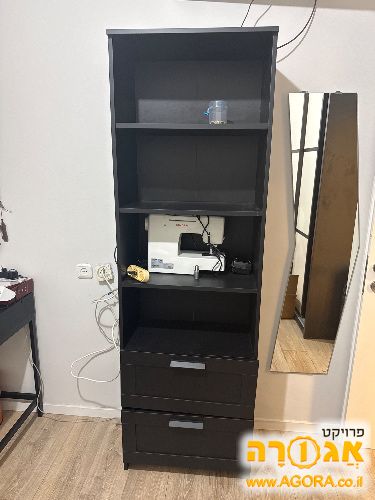 כוננית עם מגירות