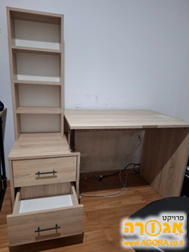 שולחן מחשב עם מגירות ומדפים