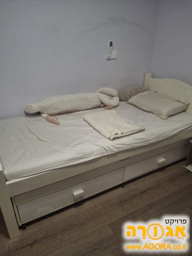 מיטת יחיד עם מיטת חבר