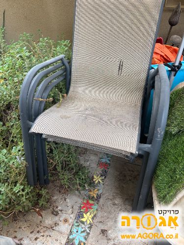 ארבעה כסאות גינה