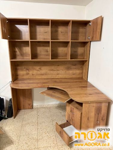 כוורת אחסון ושולחן מעץ