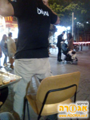 כיסא צהוב