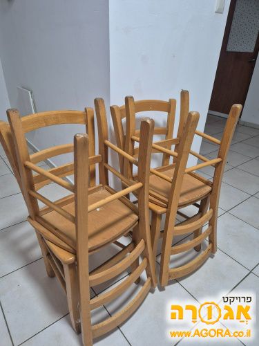 כסאות מעץ
