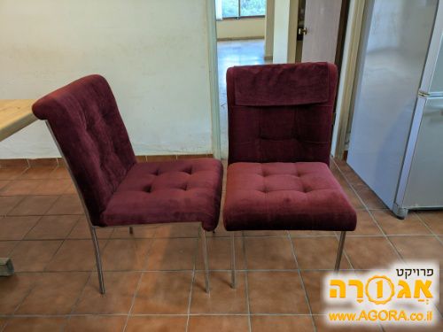 6 כיסאות מרופדים קטיפה בצבע בורדו