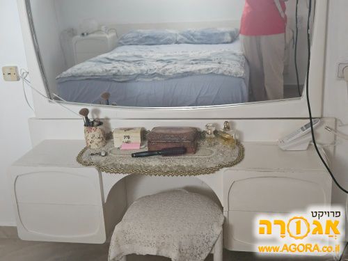 מיטה זוגית עם 2 שידות. שידת טואלט עם מרא