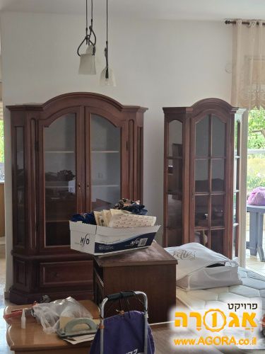2 וטרינות מעץ מלא