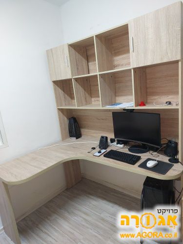 שולחן וכוורת ספרייה