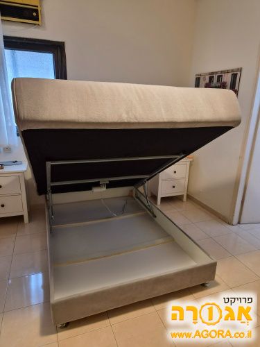 מיטה מתכווננת עם ארגז מצעים