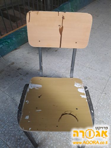 כסא עץ