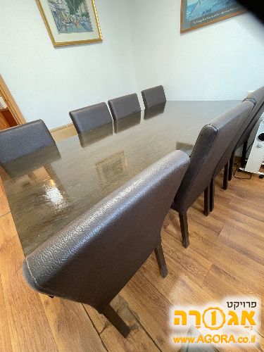 שולחן אוכל עם כסאות