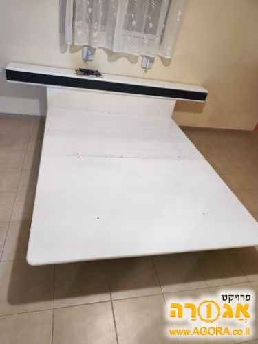 מיטה כפולה עם ראש מיטה ללא מזרון