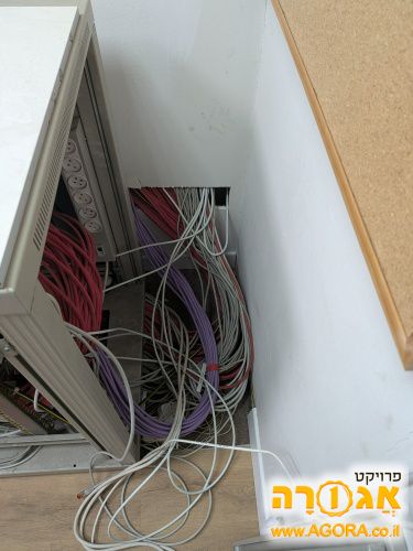 עשרות מטרים של כבל תקשורת cat5